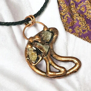 🆕️Vintage Copper Moon Pendant with Raw Crystal Gems Necklace Natural Boho Chic